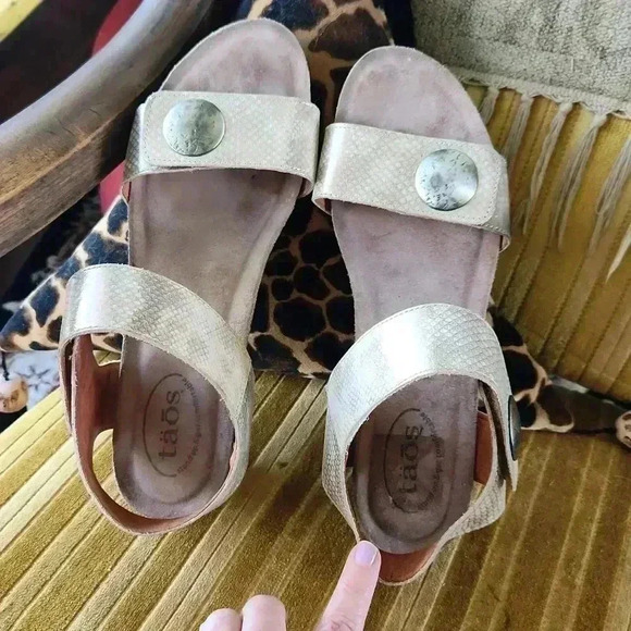 Taos Carousel 2 Wedge Sandals Metallic Gold Snake Print sz 10-10.5 - Picture 7 of 16